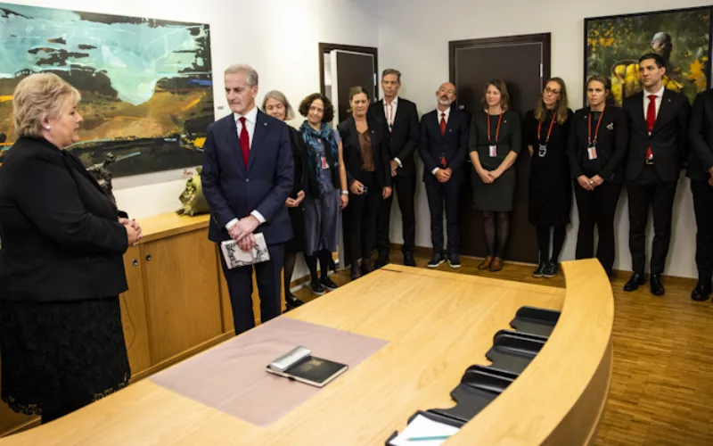 Statsministerens kontor nøkkeloverlevering Solberg Støre Mindre